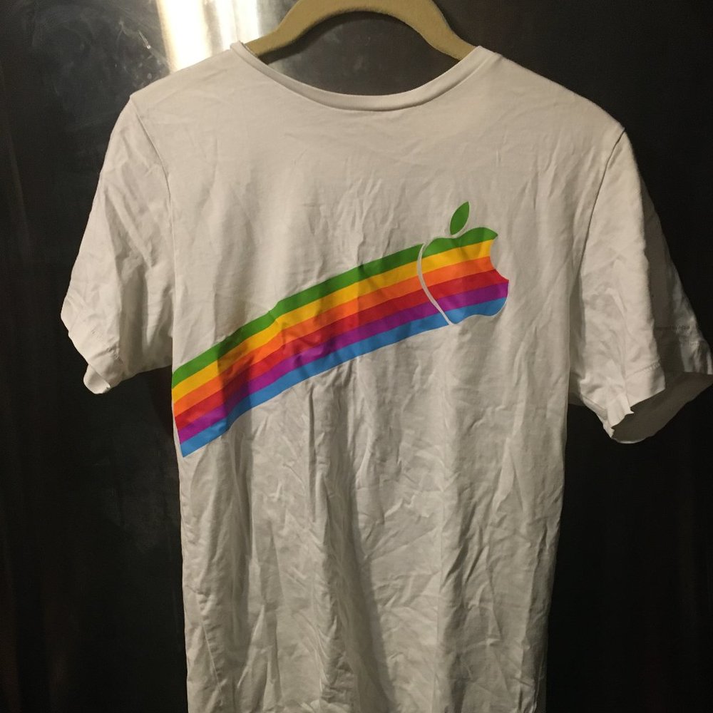 ππ1980s?Apple Rainbow Tee 110 $35 or $30 w/ offer - Picture 1 of 3